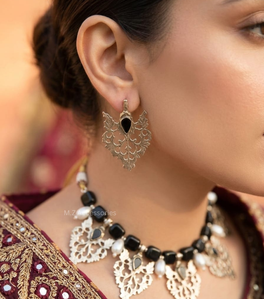 CS-29 surma necklace with black stones