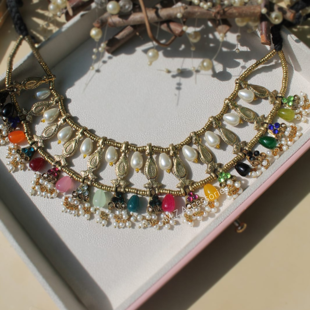 Antique goldpolish choker