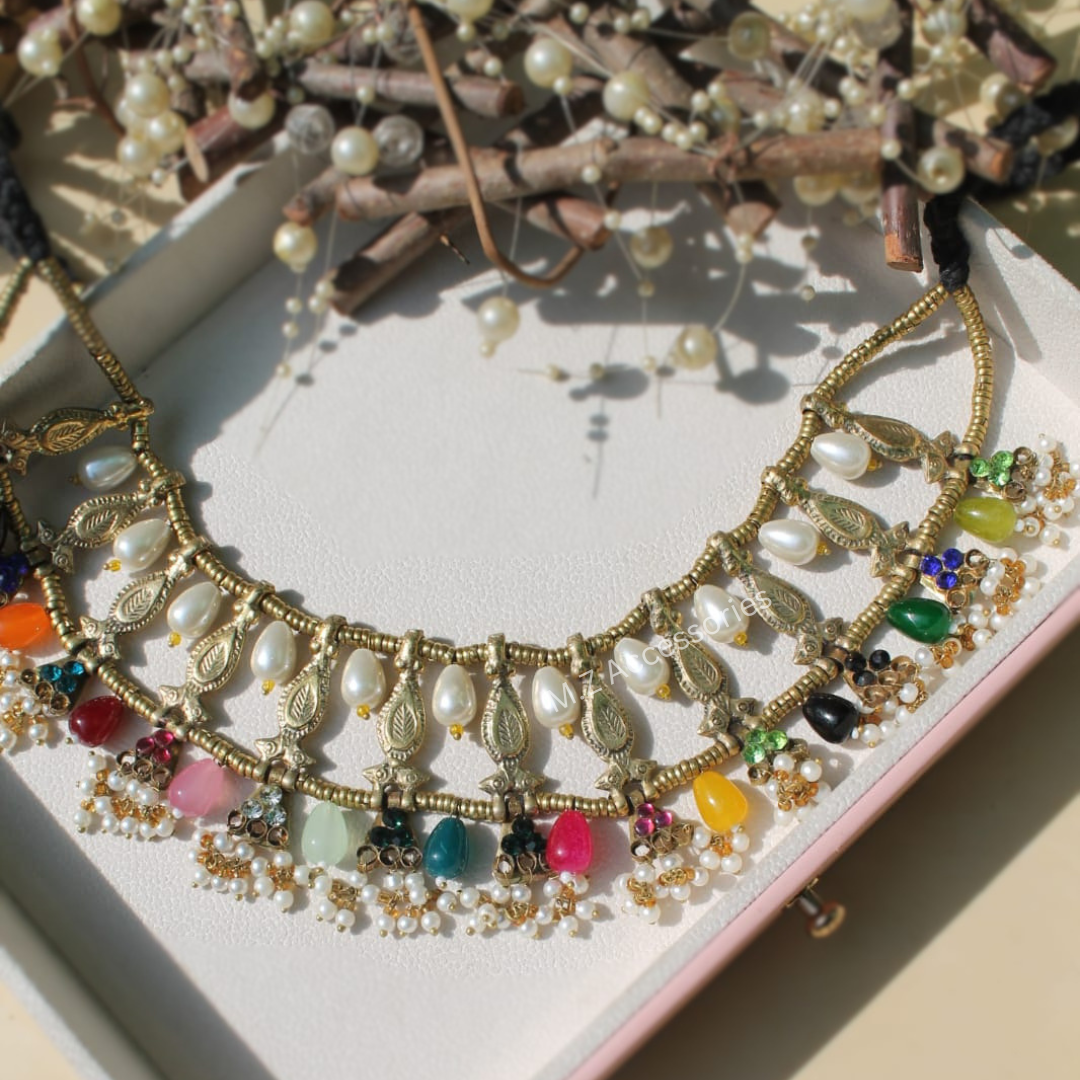 Antique goldpolish choker