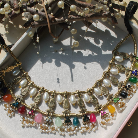 Antique goldpolish choker