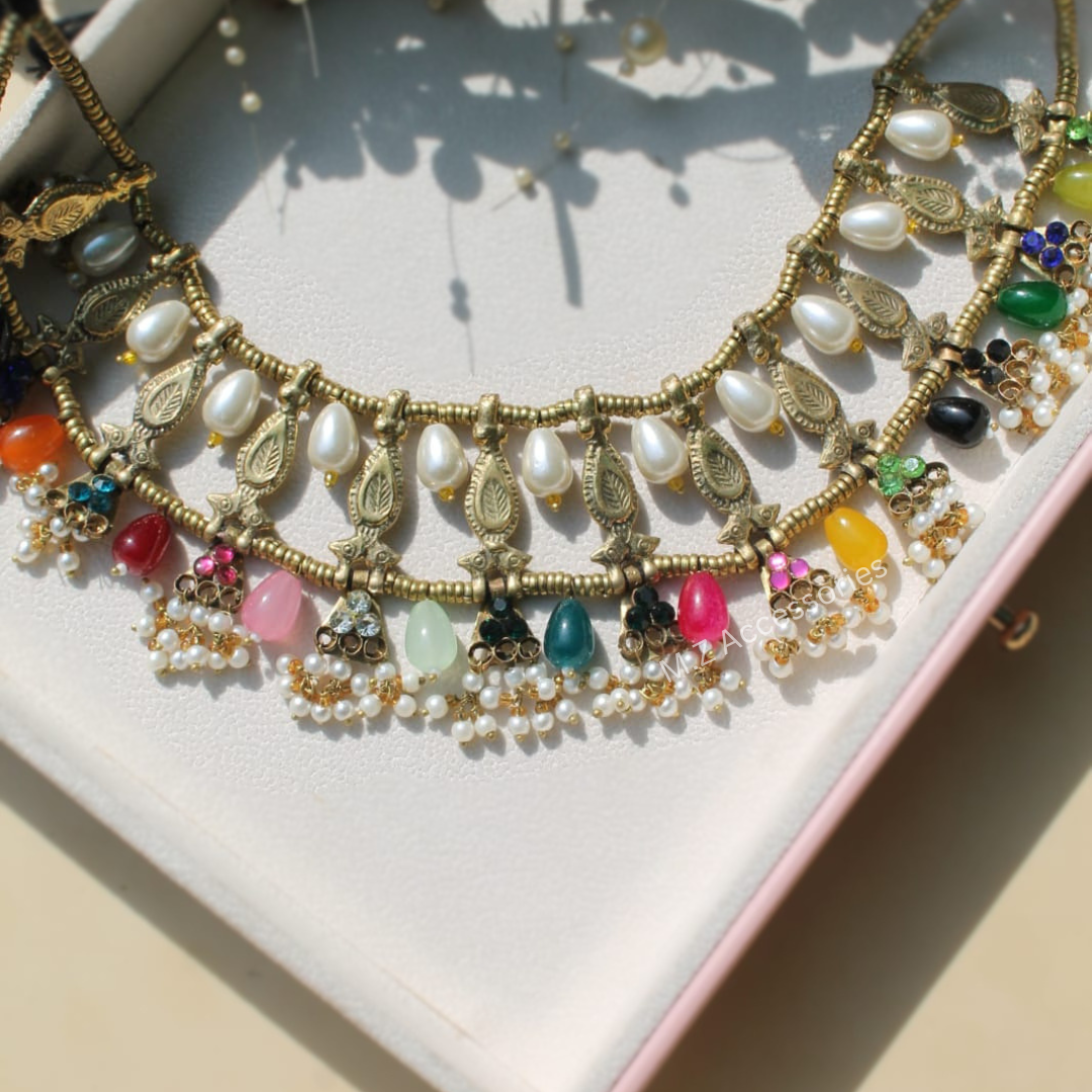 Antique goldpolish choker