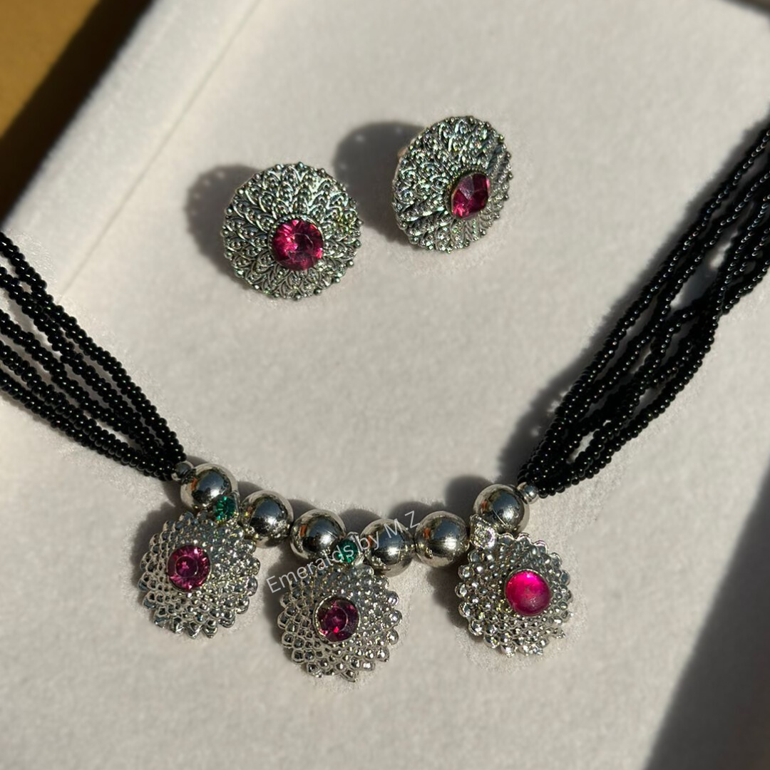 Kolhapuri three stone pendant choker with earrings.