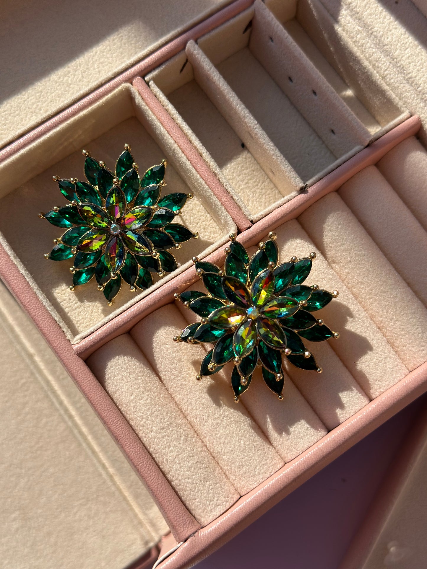 CC- 19 flower dandgling earrings