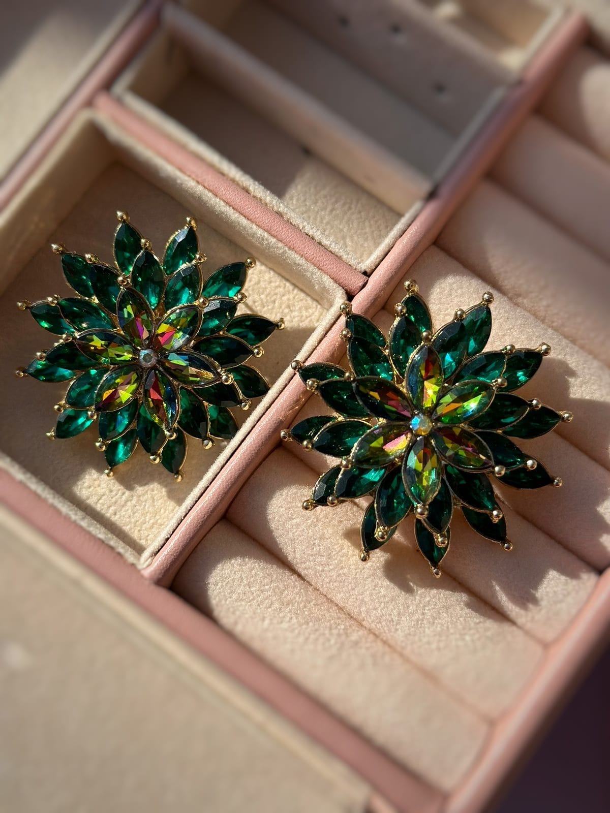 Emerald green stud earrings CC-19