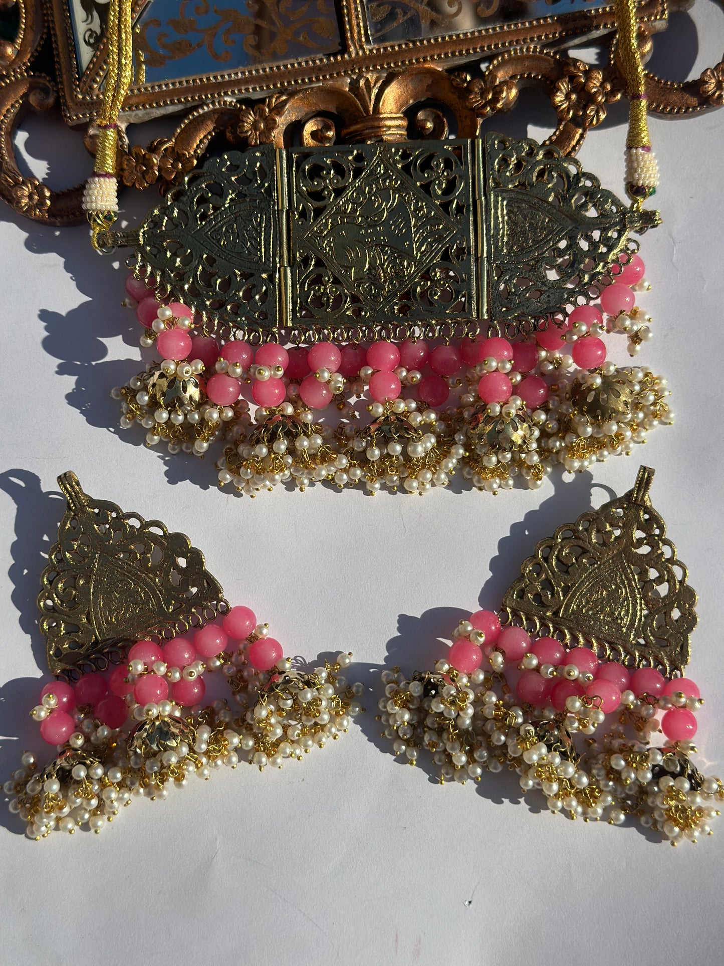 Guluband choker set with pink stones