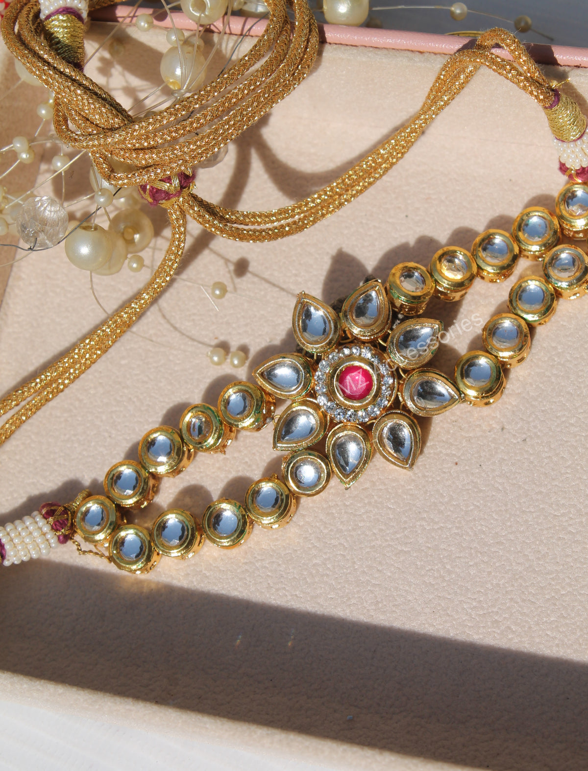Dual sided wearable kundan choker