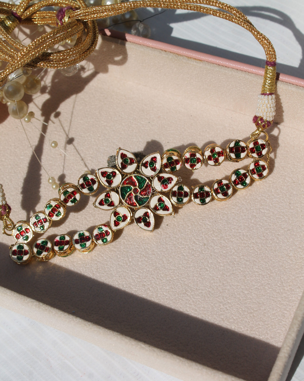 Dual sided wearable kundan choker