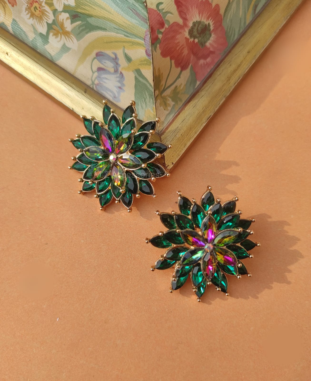 Emerald green stud earrings CC-19