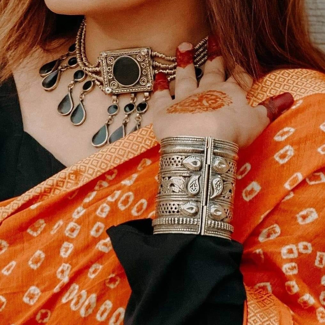 Afghan choker with black stones