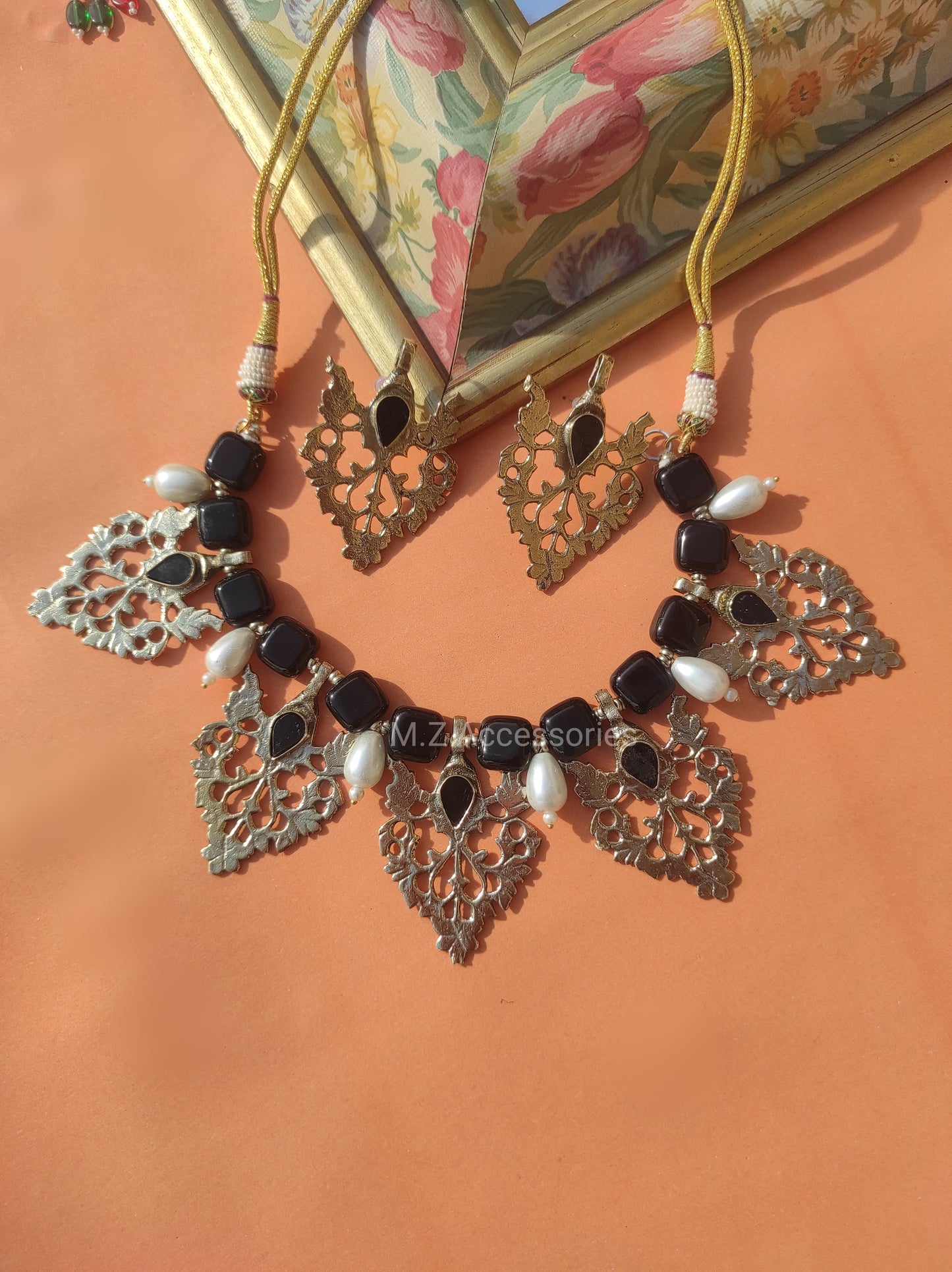 CS-29 surma necklace with black stones