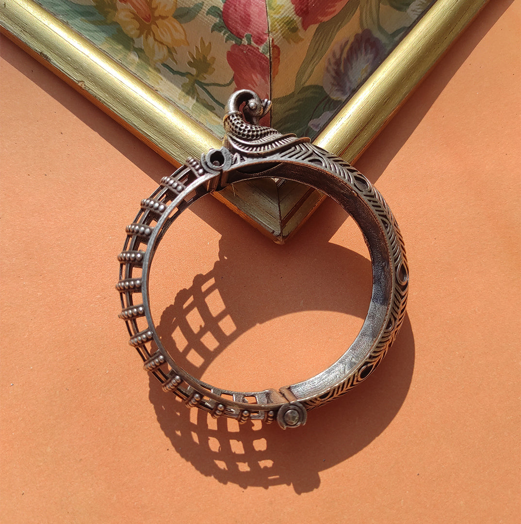 BAN-8 Peacock German Silver Kara