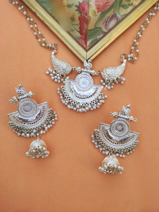 Swan pendant choker set with earrings